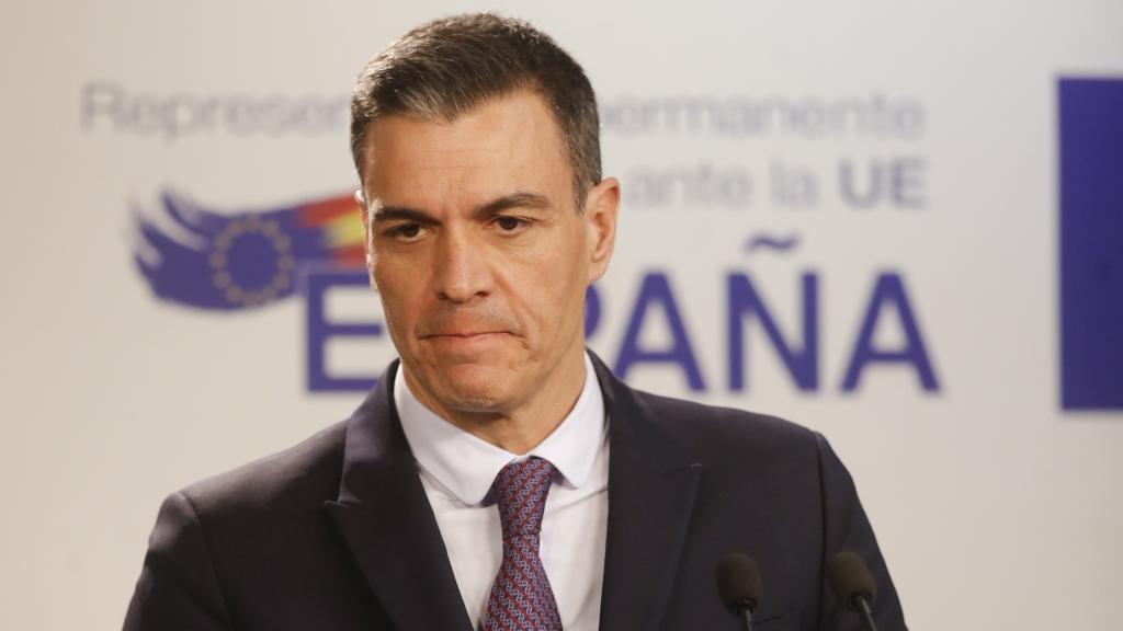 Pedro Sánchez, presidente del Gobierno, atiende a la prensa en el edificio del Consejo, en Bruselas.