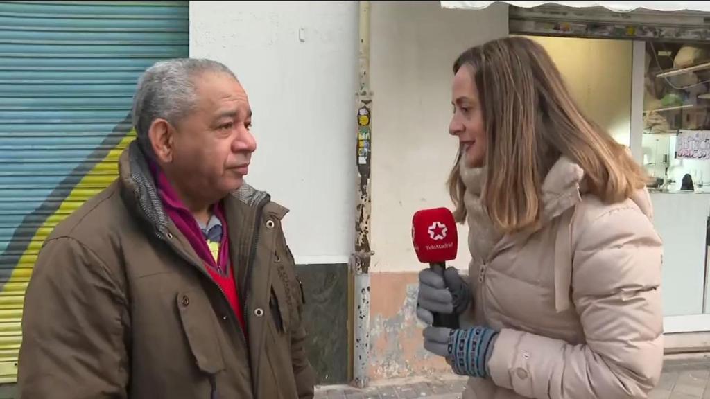 El padre de Alexander atiende a una periodista de Telemadrid.