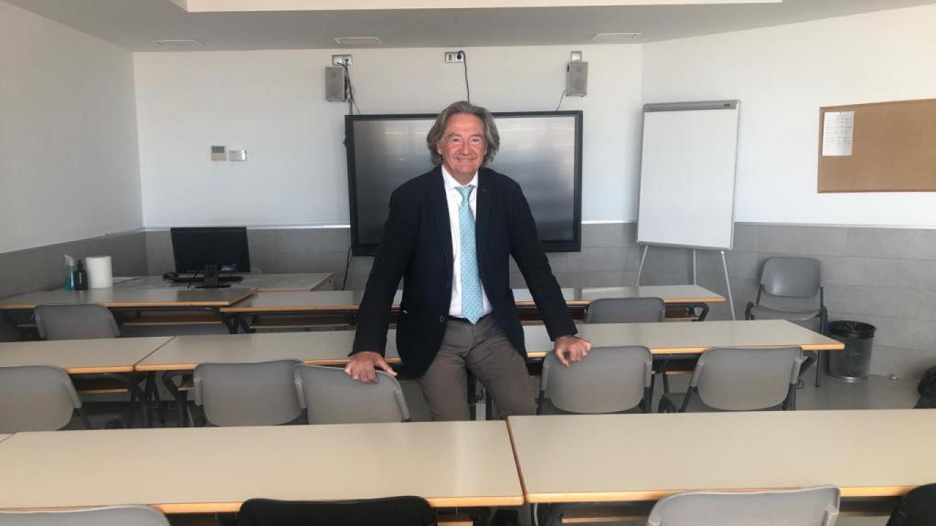 Gabriel Arrabal en una de las aulas.