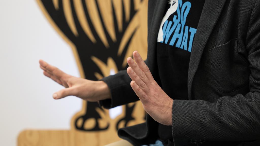 Detalle de las manos del psicólogo Rubén Casado durante la entrevista en la sede de EL ESPAÑOL