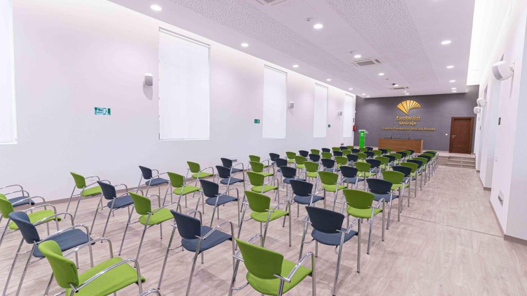 El salón de actos para conferencias.