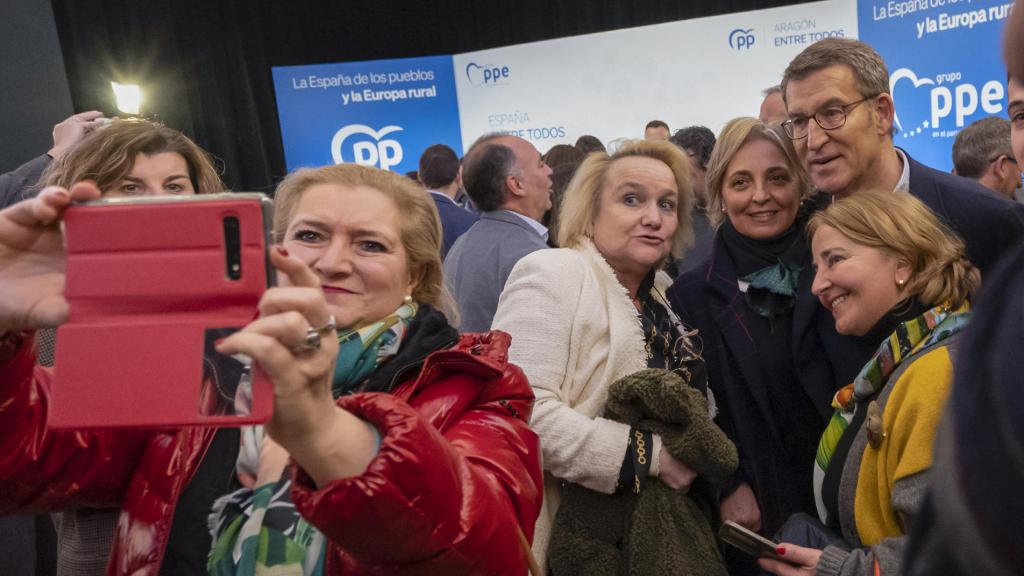 El presidente del PP, Alberto Núñez Feijóo se hace una foto con sus votantes este viernes en la Convención Sectorial 'La España de los Pueblos y la Europa Rural'.
