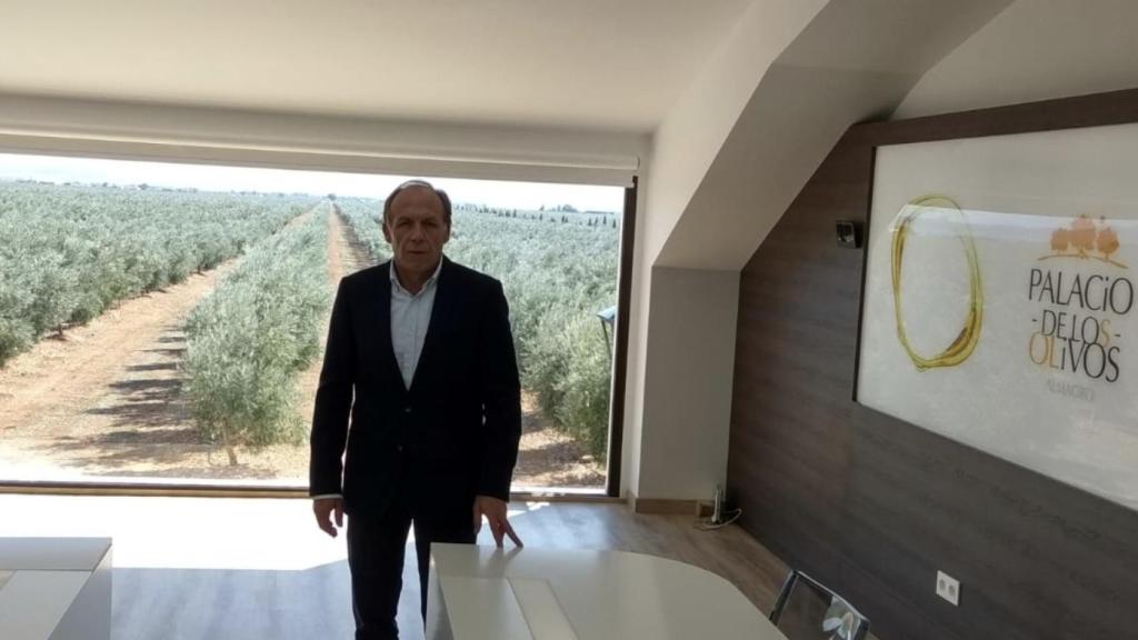 Raúl Mora en su almazara.