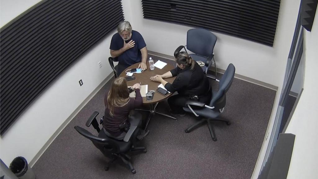 El actor hablando con los detectives para esclarecer los hechos.