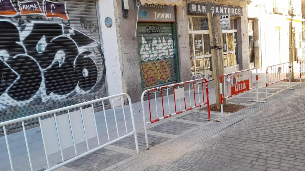 La acera de los pares de la calle de las Amazonas, el nuevo lugar donde deben instalarse los puestos, el pasado lunes.