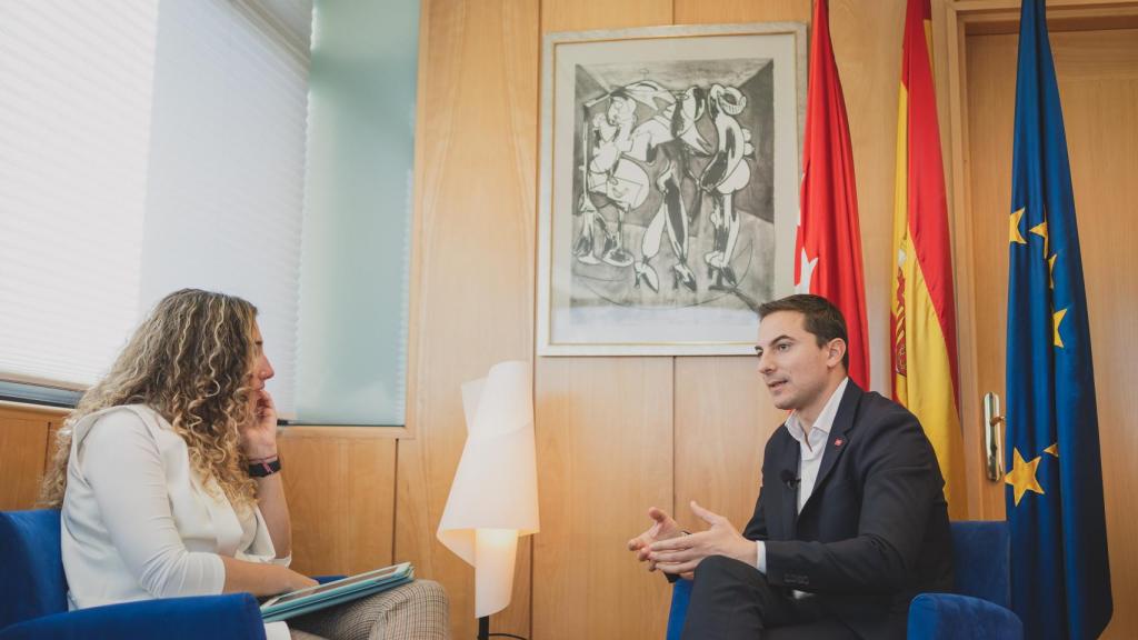 Juan Lobato y la periodista de El Español Irene Pérez.