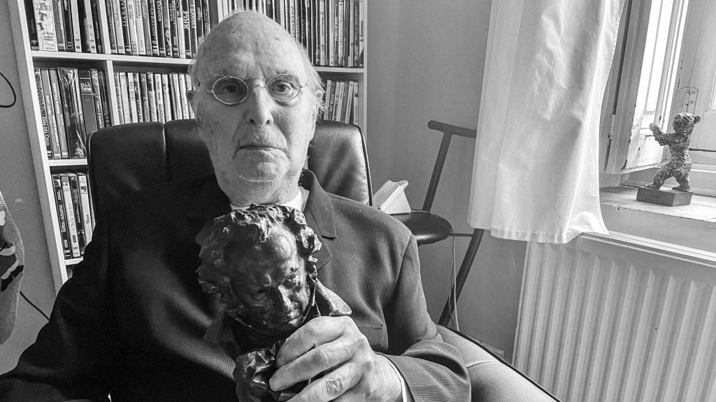 Carlos Saura con el Goya de Honor hace unos días. Foto: Academia de Cine