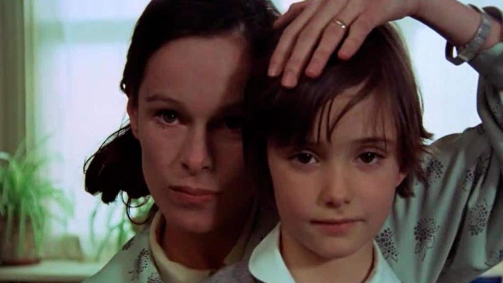 Geraldine Chaplin y Ana Torrent en 'Cría cuervos'