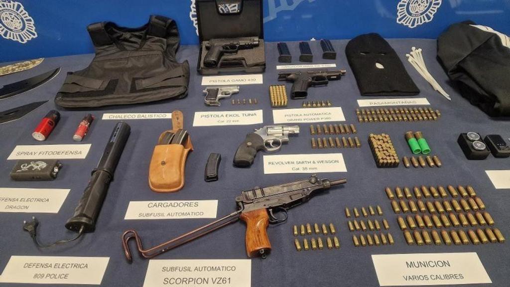 El arsenal decomisado por la policía.