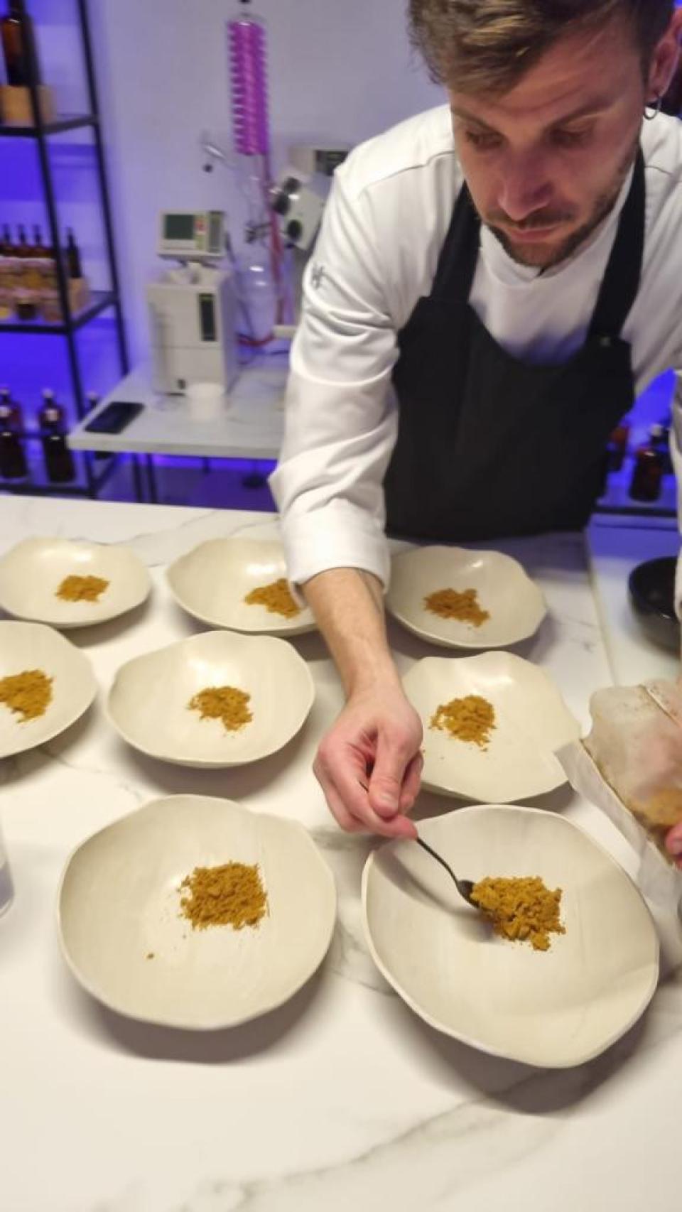 Miguel Ángel Jiménez preparando el menú.