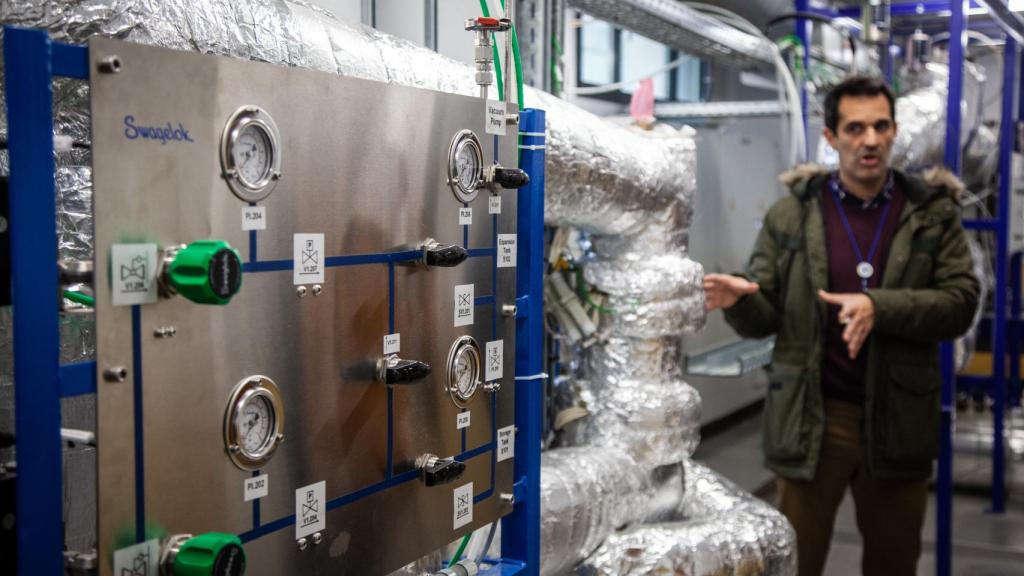 David Rapisarda, director de la división tecnológica del Laboratorio Nacional de Fusión, junto a un circuito de metales líquidos para investigación.