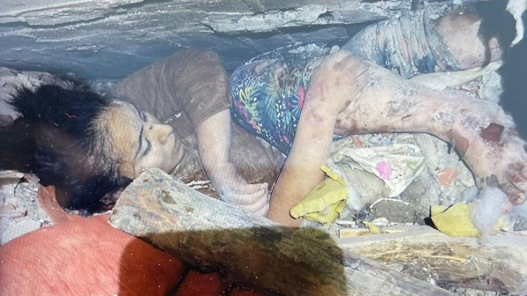 Imagen de la madre de los dos pequeños rescatados entre los escombros en Nurdagi.