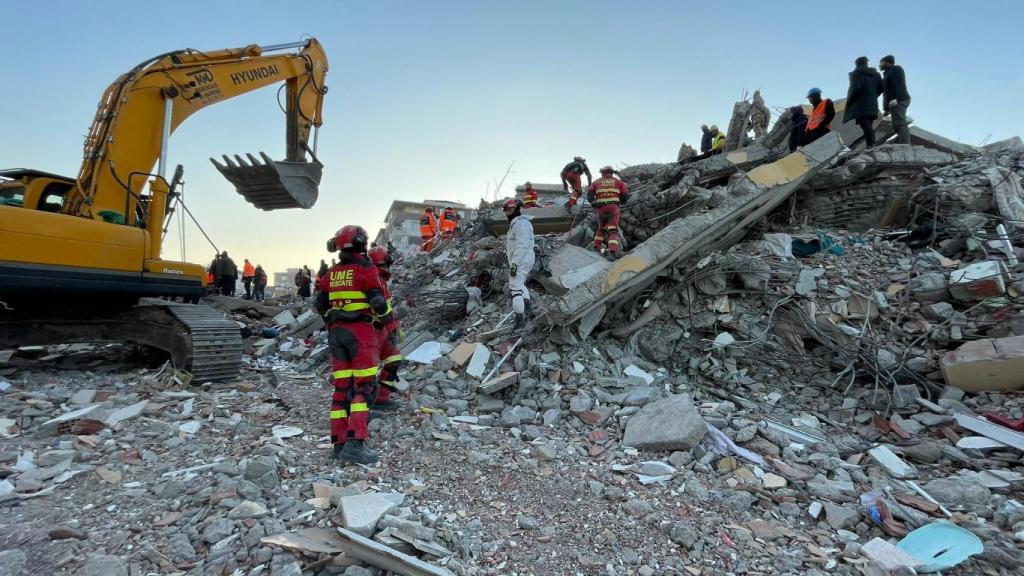 Miembros de la USAR de la UME durante el rescate en Nurdagi.