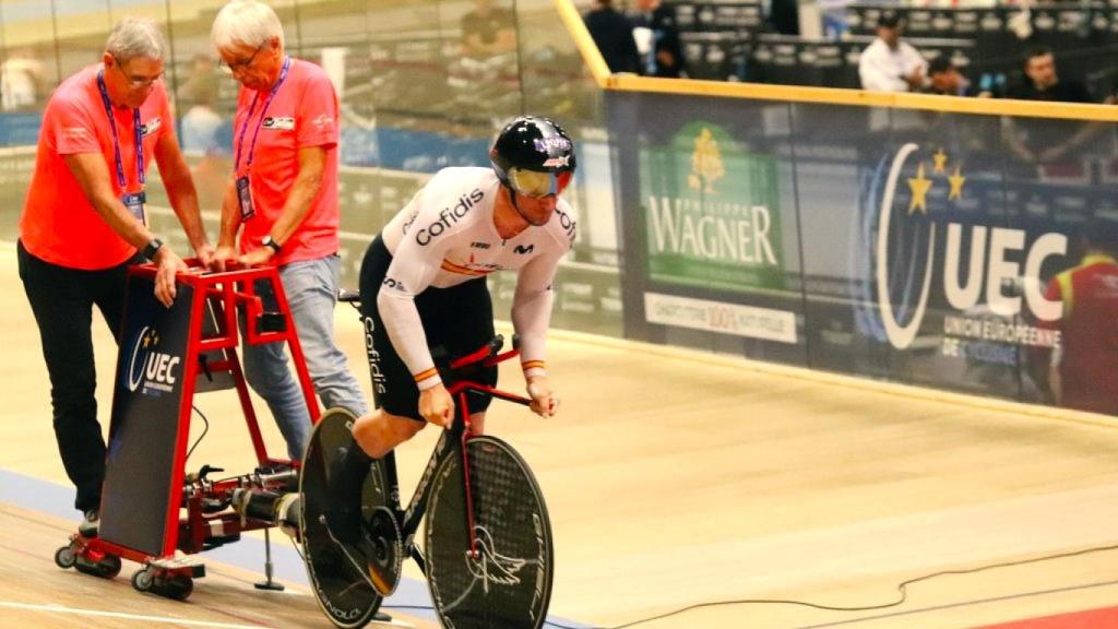 El ciclista Alejandro Martínez durante uno de sus entrenamientos.