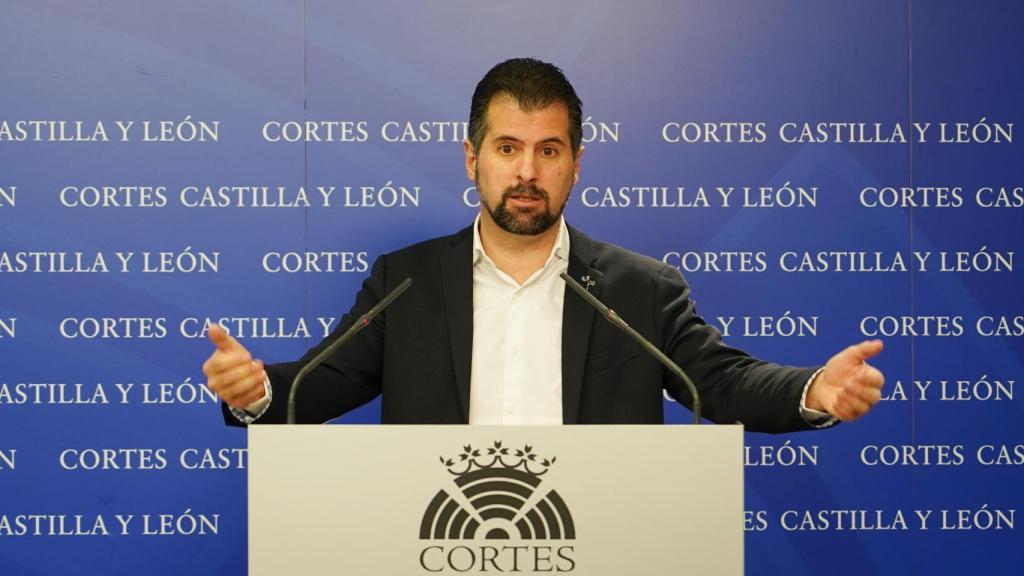 El dirigente socialista, Luis Tudanca, durante una rueda de prensa en las Cortes.