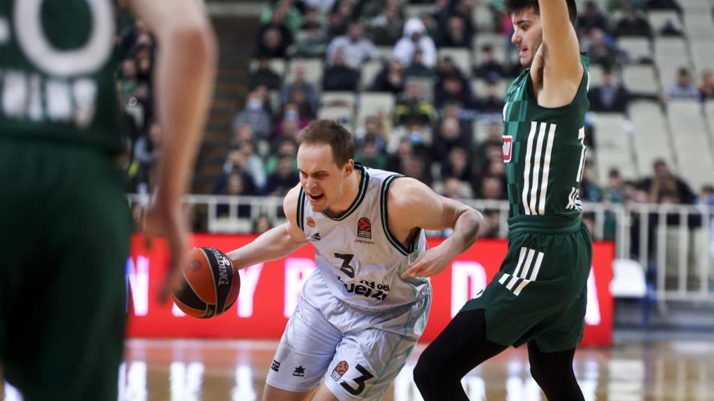 Klemen Prepelic intenta una entrada a canasta ante Panathinaikos