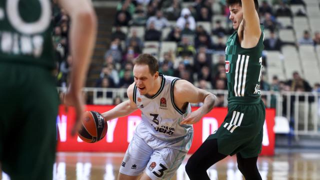 Klemen Prepelic intenta una entrada a canasta ante Panathinaikos