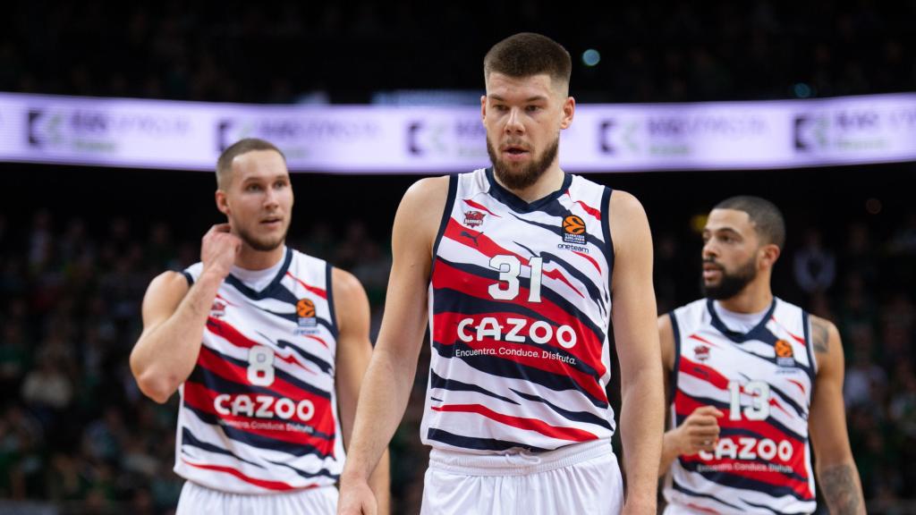 Los jugadores de Baskonia se lamentan de una derrota en Euroliga