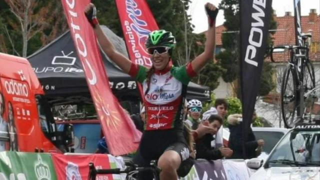 Estela Domínguez levantando los brazos tras una victoria.