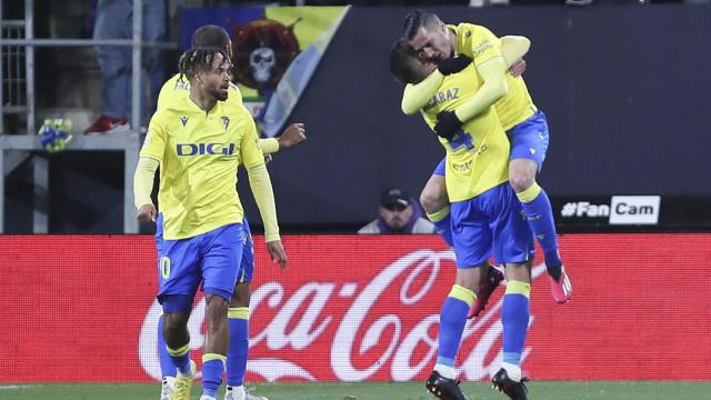Los jugadores del Cádiz celebran una victoria ante el Girona