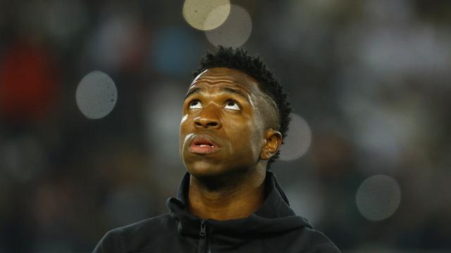 Vinicius mira al cielo antes de un partido en el Mundial de Clubes