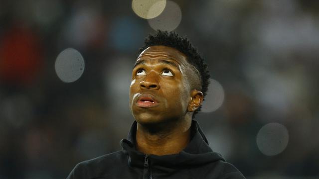 Vinicius mira al cielo antes de un partido en el Mundial de Clubes