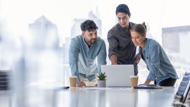 Imagen de archivo de un equipo de profesionales del sector IT.