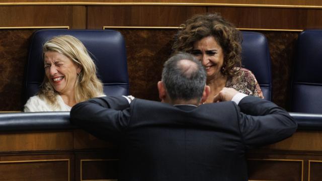 La ministra de Trabajo, Yolanda Díaz, junto a la de Hacienda, María Jesús Montero, y el diputado Enrique Santiago (de espaldas).