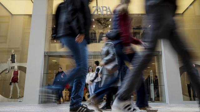 Varias personas caminan por delante de la nueva macrotienda de Zara en el Boulevard Austria de València