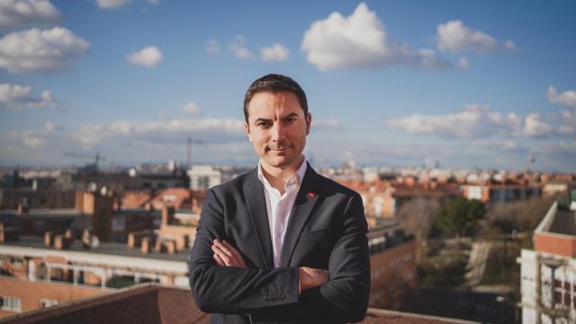 Juan Lobato, candidato del PSOE a presidir la Comunidad de Madrid, en la terraza de la Asamblea de Madrid.