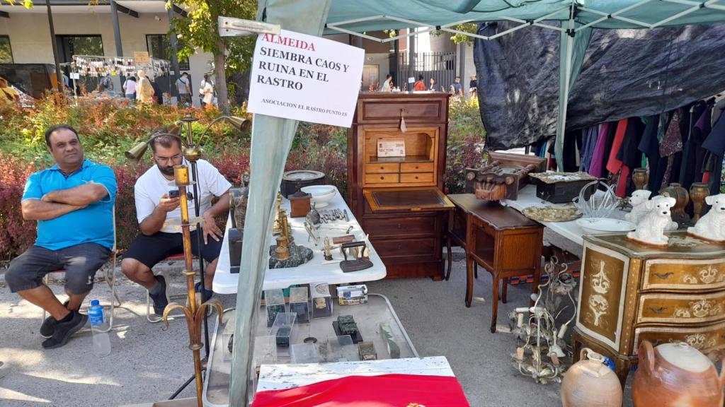 Un puesto de El Rastro con un cartel de protesta contra el Ayuntamiento.