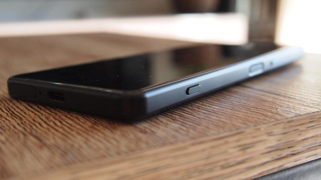 El lateral derecho del Xperia 5 iv incluye un botón para hacer fotos