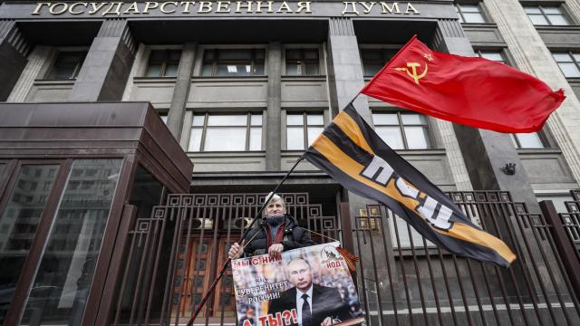 Un simpatizante de Putin muestra su apoyo al presidente ruso frente a la Duma, en Moscú.
