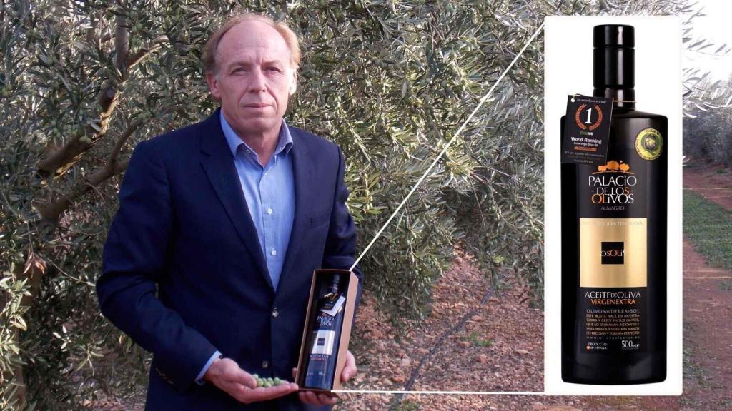 Raúl Mora, con la botella de Palacio de los Olivos.