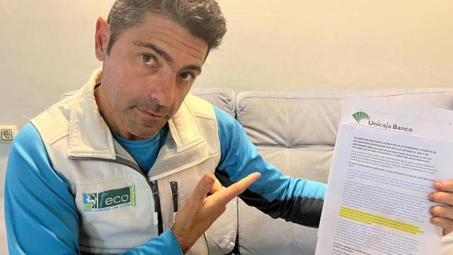 Javier Misas, una de las víctimas, posa con la reclamación que interpuso ante Unicaja hace seis meses.