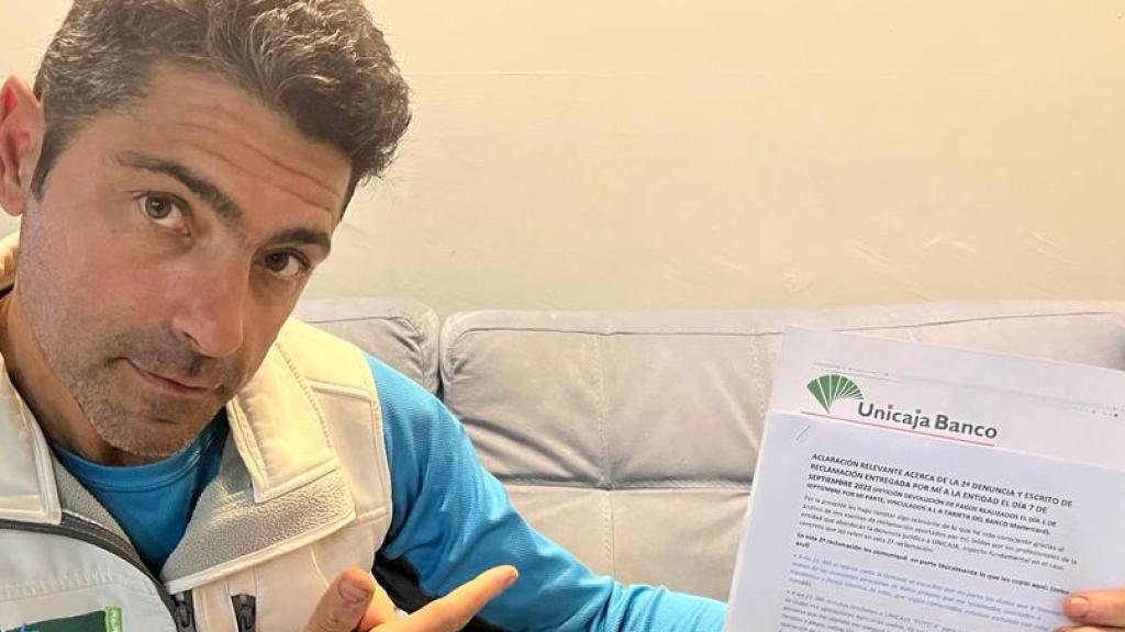 Javier Misas, una de las víctimas, posa con la reclamación que interpuso ante Unicaja hace seis meses.