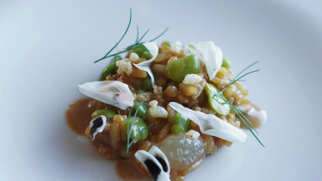 Este es el arroz meloso de bacalao y habas que presenta Peix i brases en Dénia.