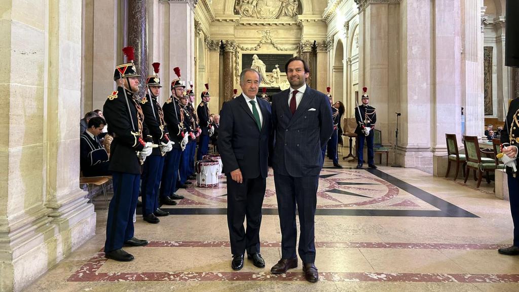 Jesús Sainz, vicepresidente de Puy du Fou España y donante de la espada, y Erwan de la Villéon, consejero delegado del parque Puy du Fou España