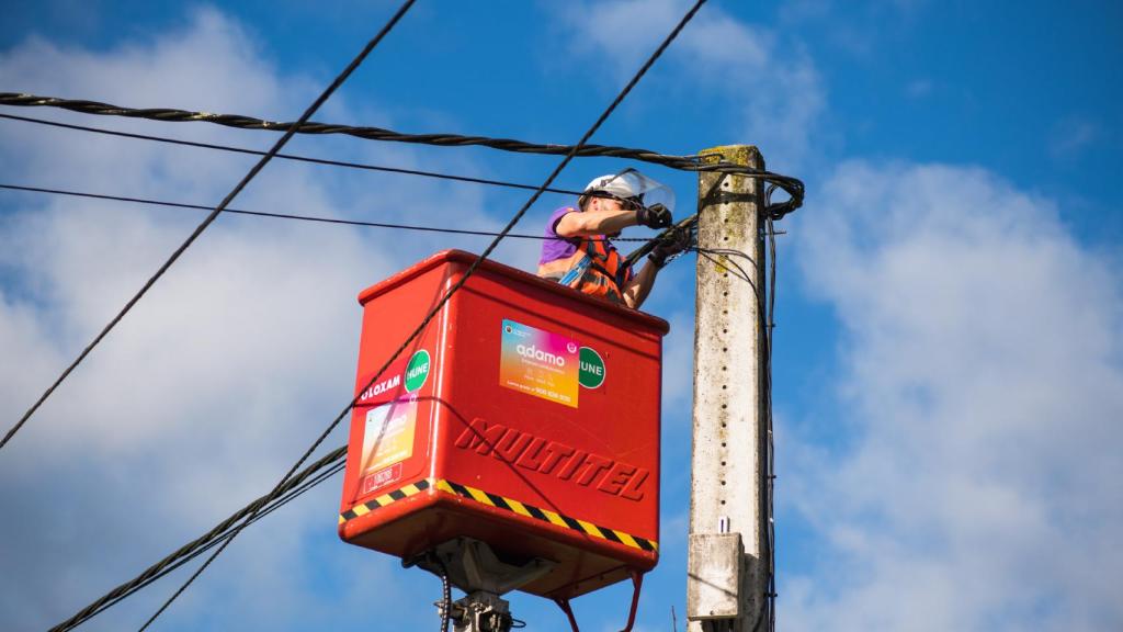 Técnicos de Adamo instalando fibra óptica