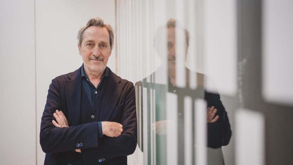 El diseñador posando en su multiespacio proyectado por la arquitecta Patricia Urquiola.