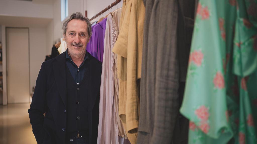 Roberto Torretta posando junto a algunas piezas de su colección.