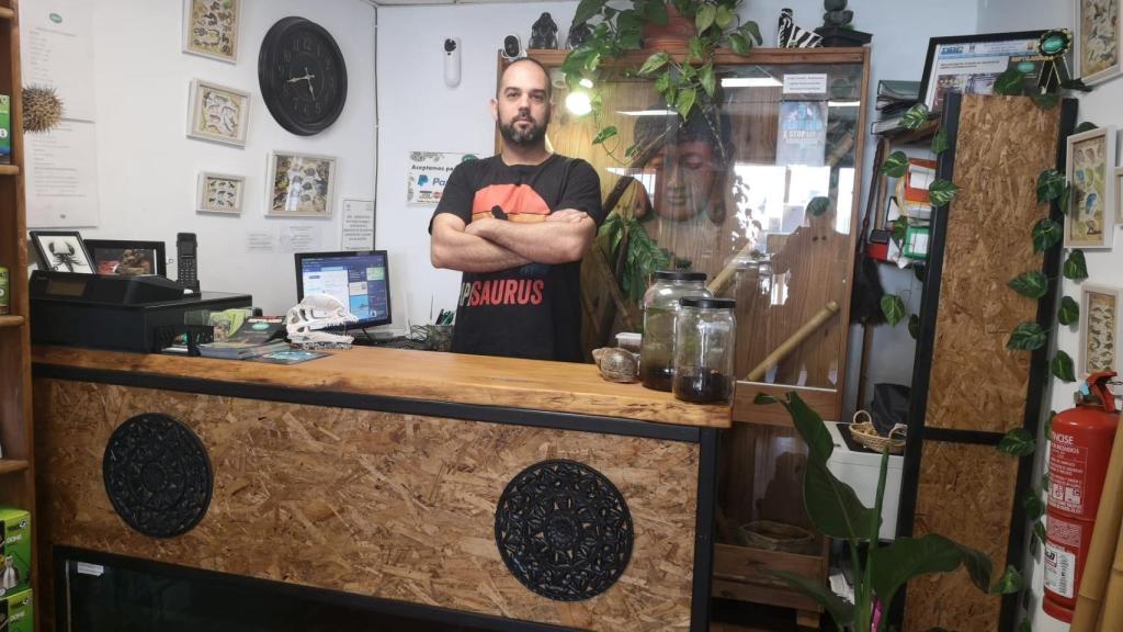 Alberto Gallardo, en el mostrador de tienda, Mascotas Algama, donde da empleo a 5 trabajadores.