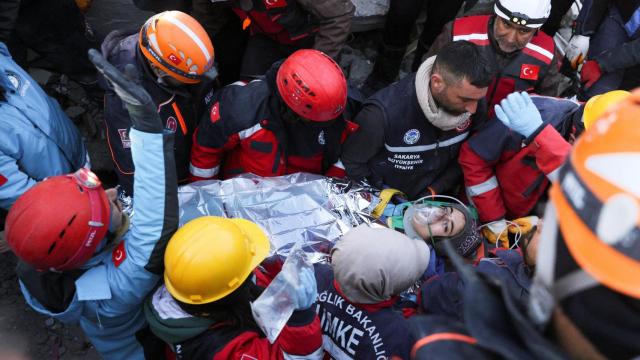 Una joven de 16 años sobrevive después de pasar casi una semana debajo de escombros.