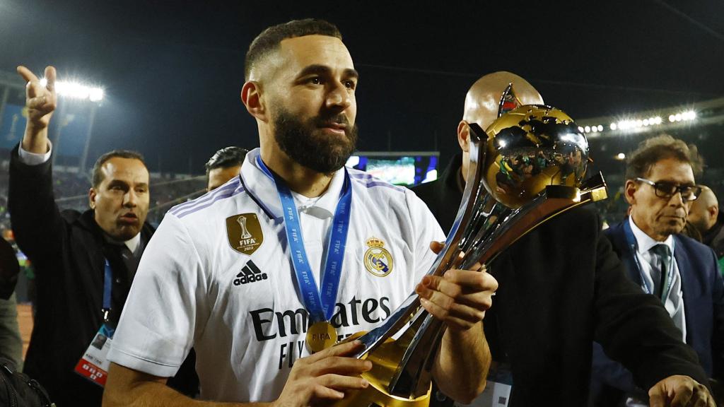 Benzema presume del trofeo tras ganar el Mundial de Clubes.