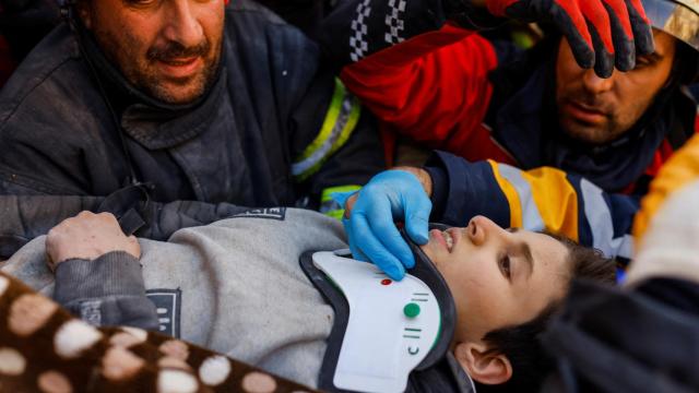 Después de casi una semana bajo los escombros continúan encontrando personas vivas.