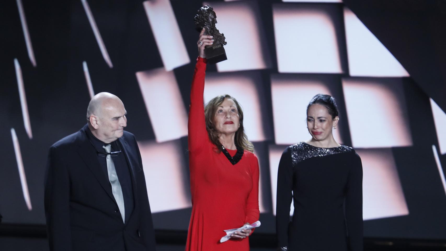 La viuda de Carlos Saura, Eulalia Ramón, alza el Goya de Honor, rodeada por los hijos del cineasta Antonio y Anna Saura. Foto: EFE/José Manuel Vidal