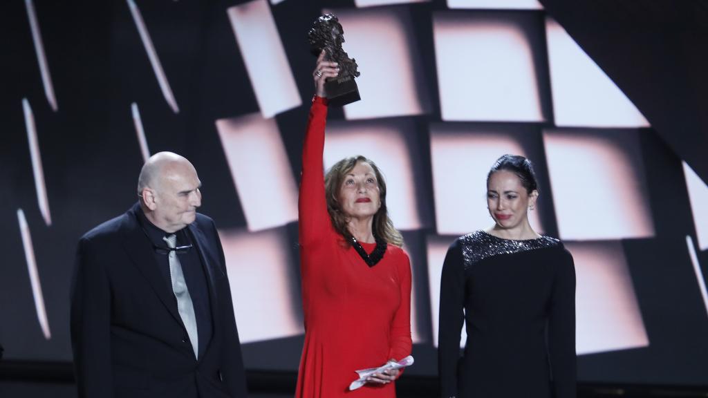 La viuda de Carlos Saura, Eulalia Ramón, alza el Goya de Honor, rodeada por los hijos del cineasta Antonio y Anna Saura. Foto: EFE/José Manuel Vidal