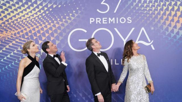 El presidente de la Junta, Juanma Moreno, y el presidente del PP, Alberto Núñez Feijóo, con sus esposas Manuela Villena y Eva Cárdenas.
