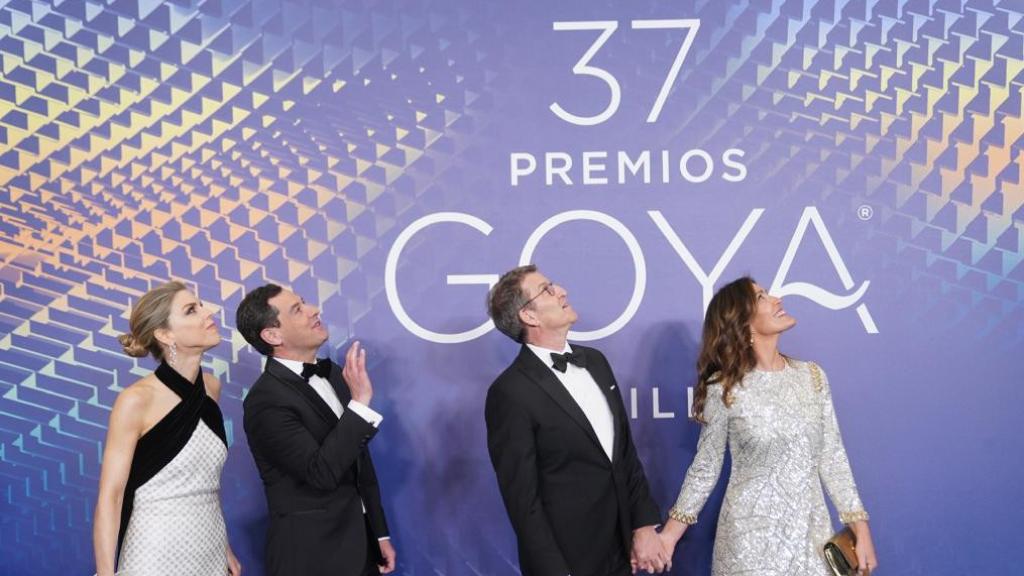 El presidente de la Junta, Juanma Moreno, y el presidente del PP, Alberto Núñez Feijóo, con sus esposas Manuela Villena y Eva Cárdenas.