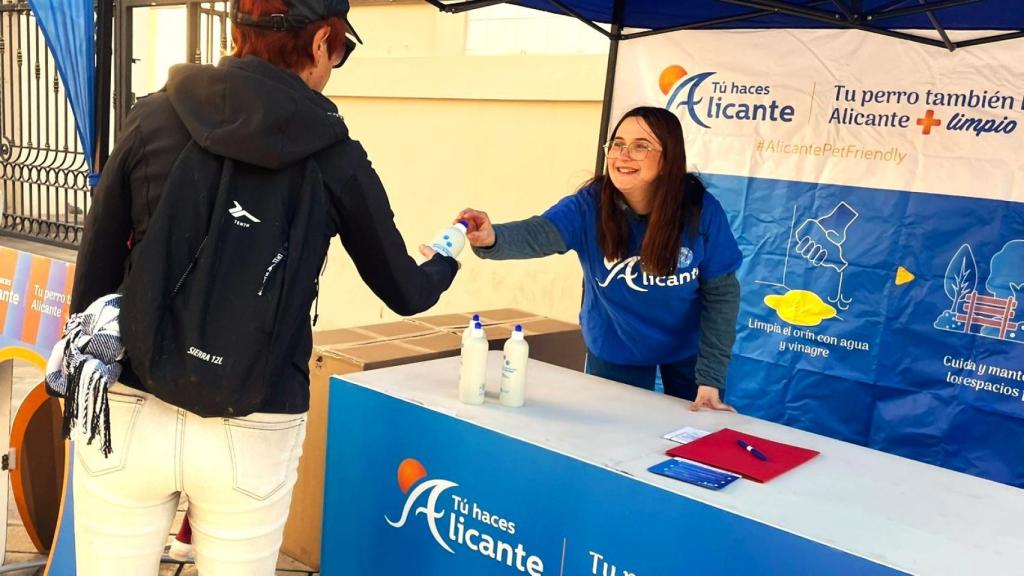 Las diez mil botellas se están repartiendo gratuitamente para ayudar a cuidar la ciudad.